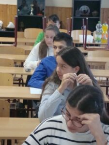 teleki oszlopnyi diak a feladatok megoldasa kozben